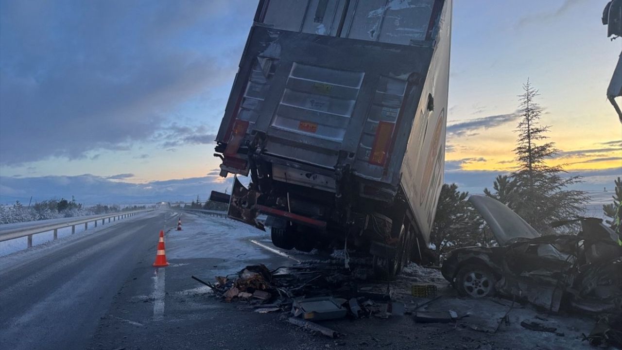 Afyonkarahisar'da Üç Aracın Karıştığı Trafik Kazası: 30 Yaralı