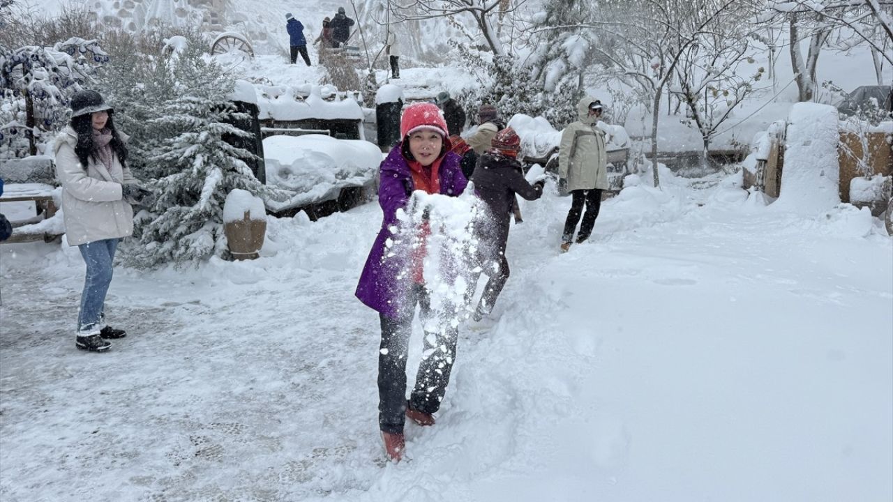 Kapadokya'da Kar Yağışıyla Turizm Coşkusu