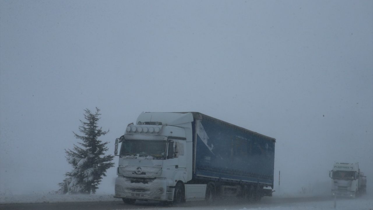 Tokat-Sivas Yolunda Kar Yağışı Nedeniyle Tır ve Çekiciler Yolda Kaldı