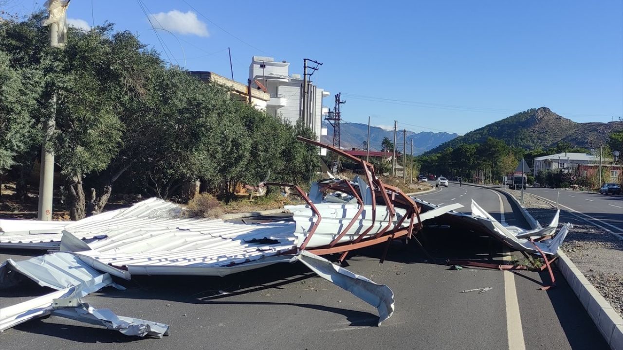 Mersin'deki Şiddetli Rüzgarın Yolu Açtığı Felaket: 1 Ölü, 1 Yaralı