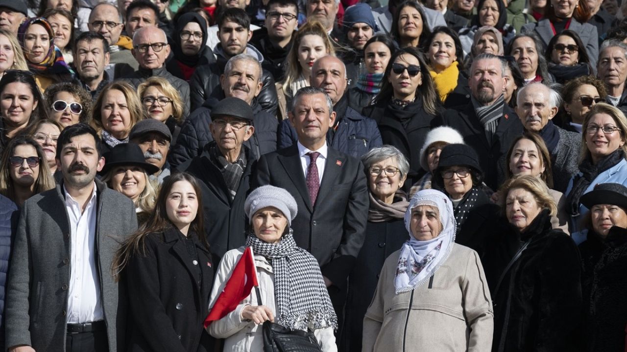 CHP Lideri Özel, Öğretmenler Günü'nde Anıtkabir'i Ziyaret Etti