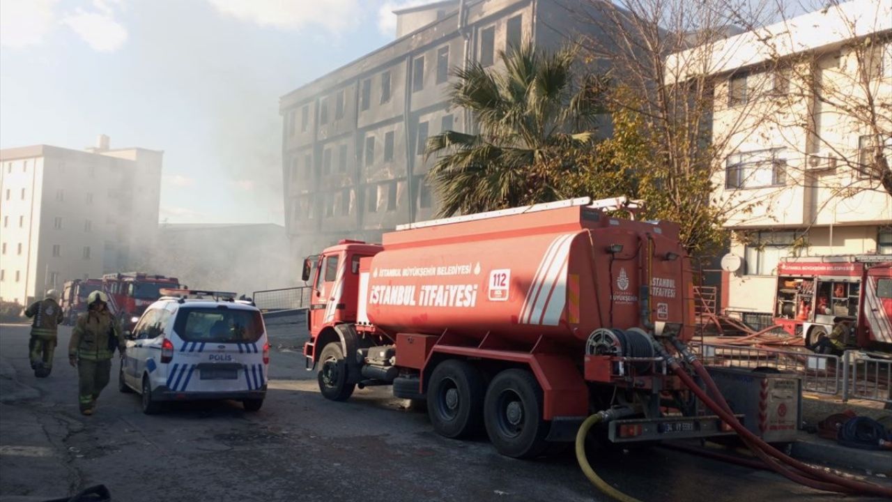 Beylikdüzü'nde Dev Yangın: 36 Saatten Fazla Sürüyor