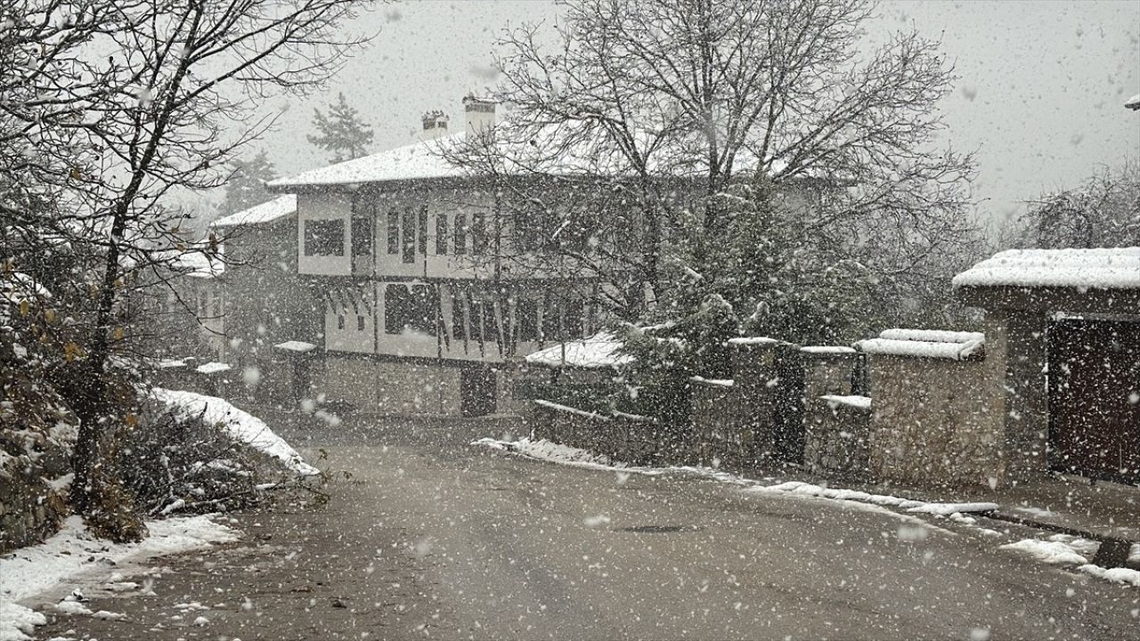 Safranbolu'da Tarihi Yapılar Karla Kaplandı