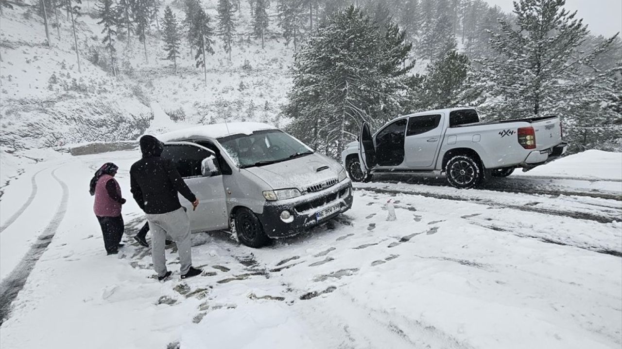 Adana'da Kar Mahsur Kaldı: 5 Kişi Kurtarıldı