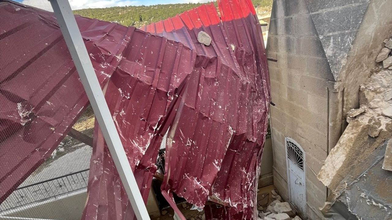 Mersin'de Şiddetli Rüzgar Minareyi Yıktı