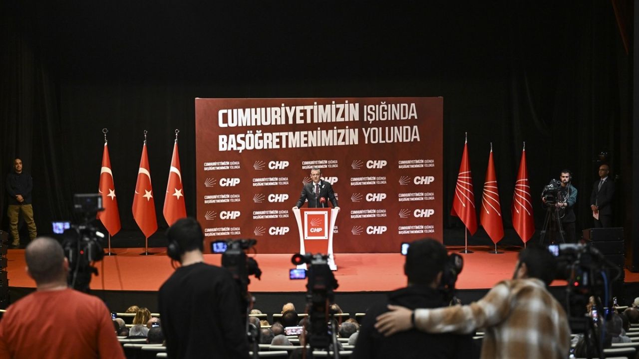 CHP Genel Başkanı Özgür Özel, Öğretmenler Günü'nde Önemli Açıklamalarda Bulundu