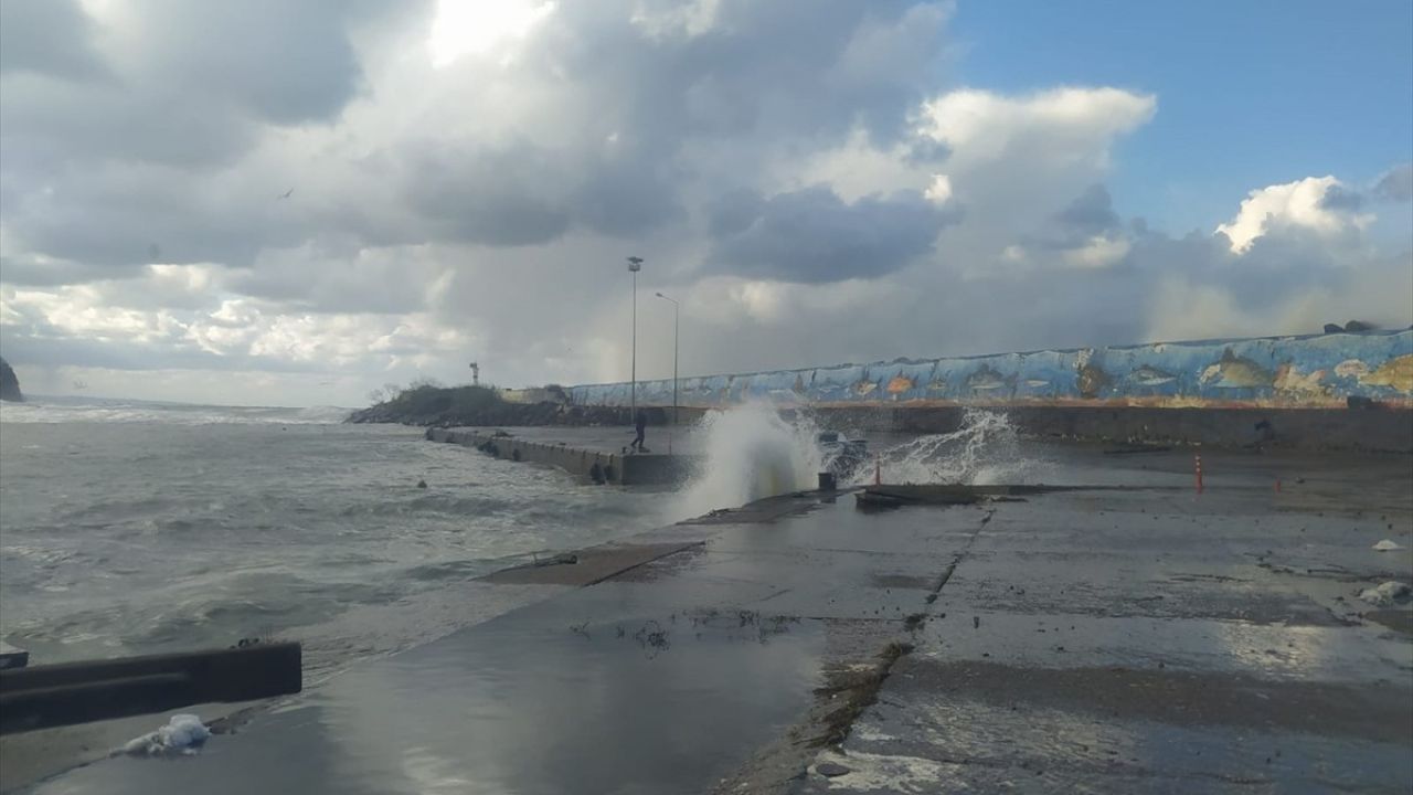 Akçakoca'da Fırtına Denizde Dalga Boyunu Artırdı