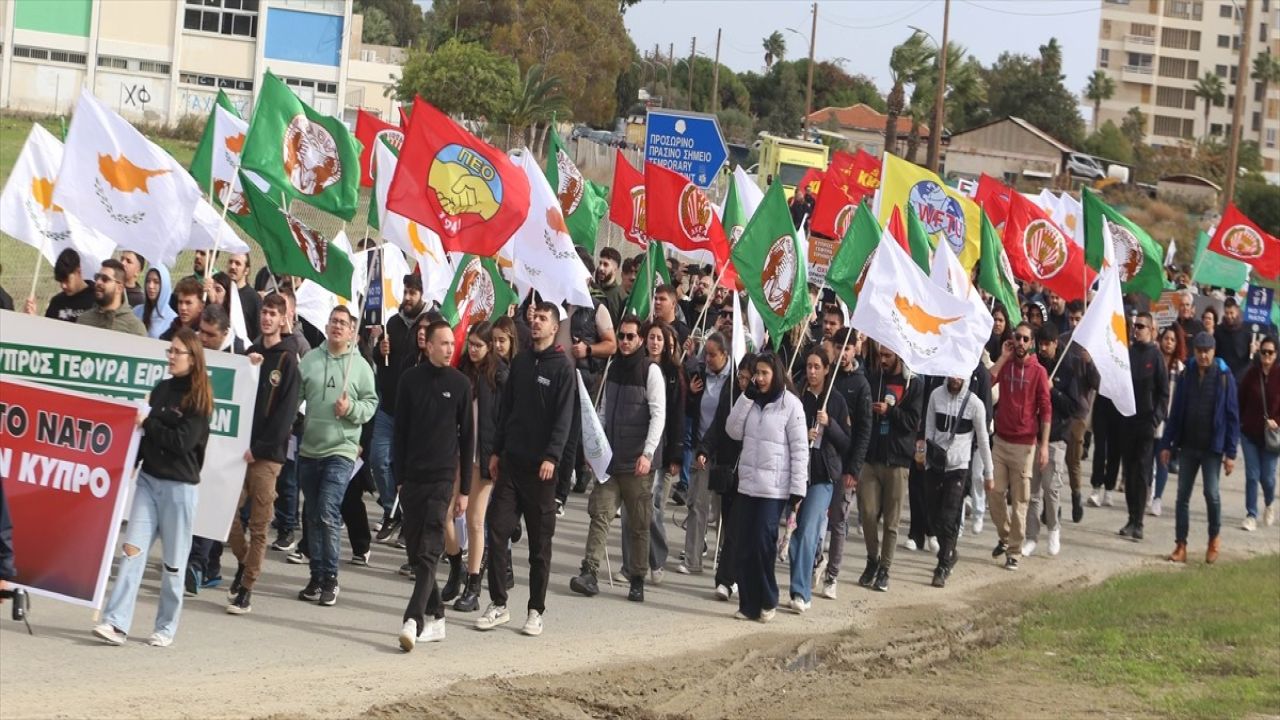 Güney Kıbrıs'ta ABD Askeri Varlığına Karşı Protesto