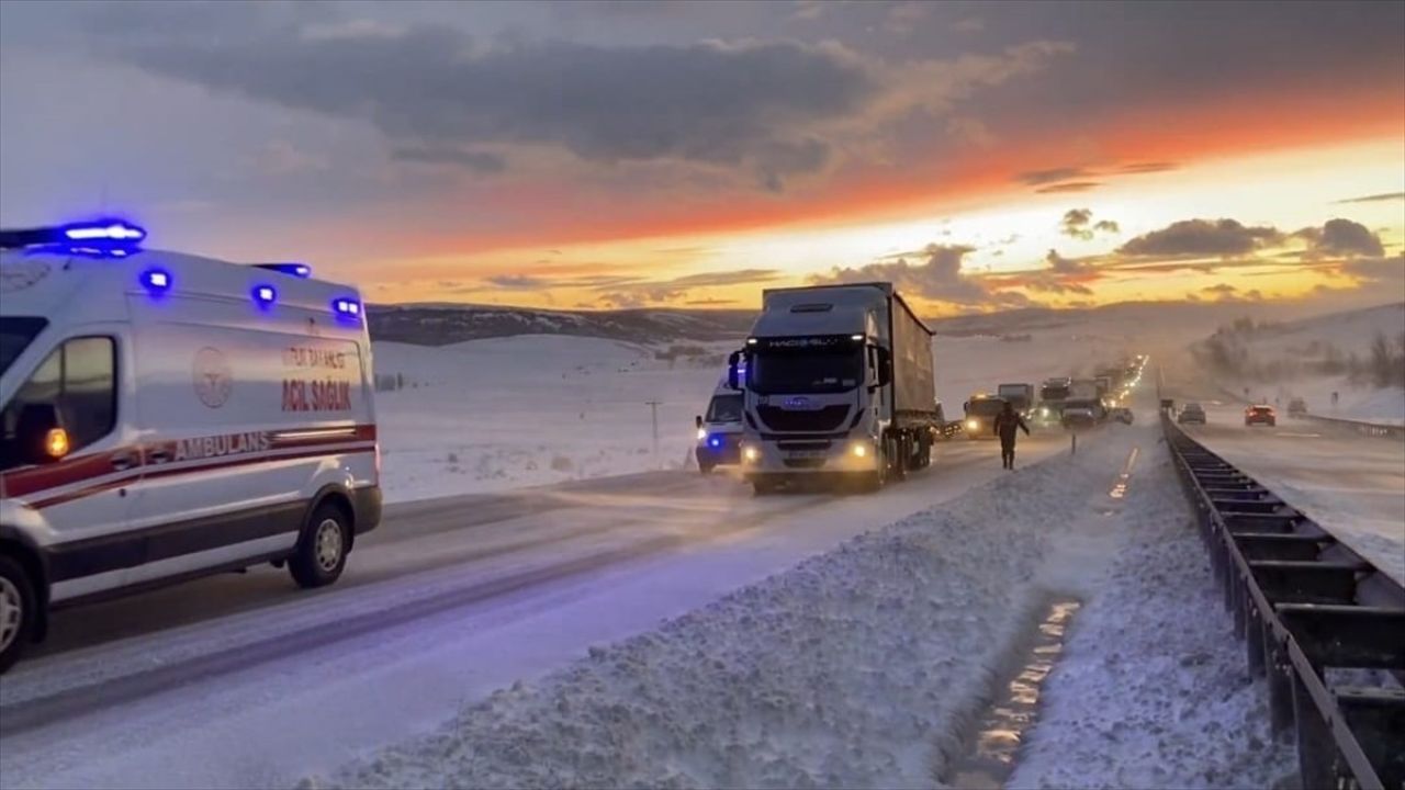 Çorum'da Zincirleme Trafik Kazası: 1 Kişi Hayatını Kaybetti