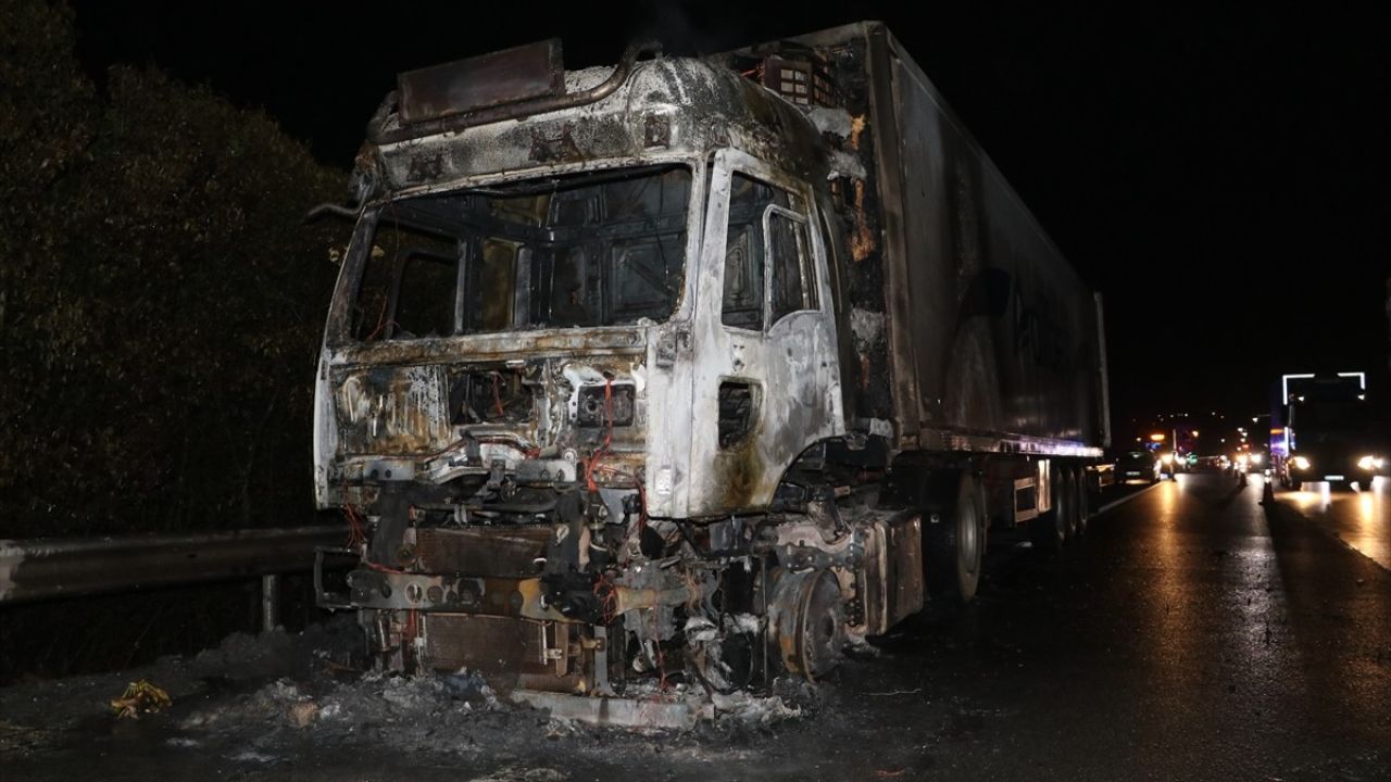 Kocaeli'de Muz Yüklü Tır Yangını: Trafik Aksadı