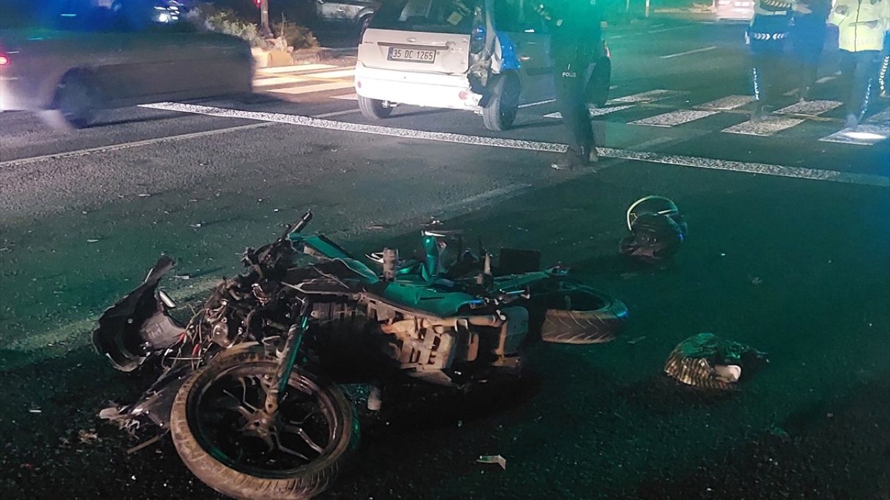 İzmir'de Motosiklet ile Otomobil Çarpıştı, 2 Yaralı