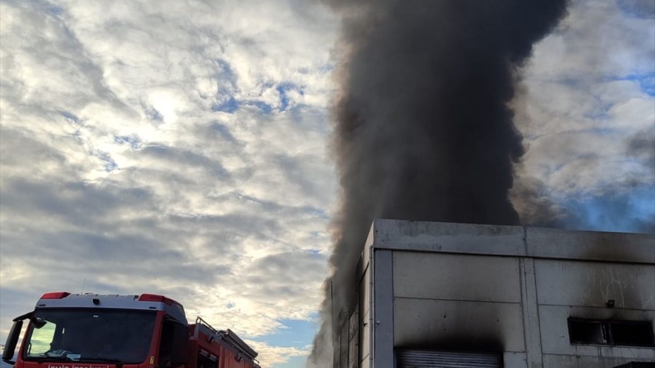 İzmir'de Fabrika Yangını: Mücadele Sürüyor