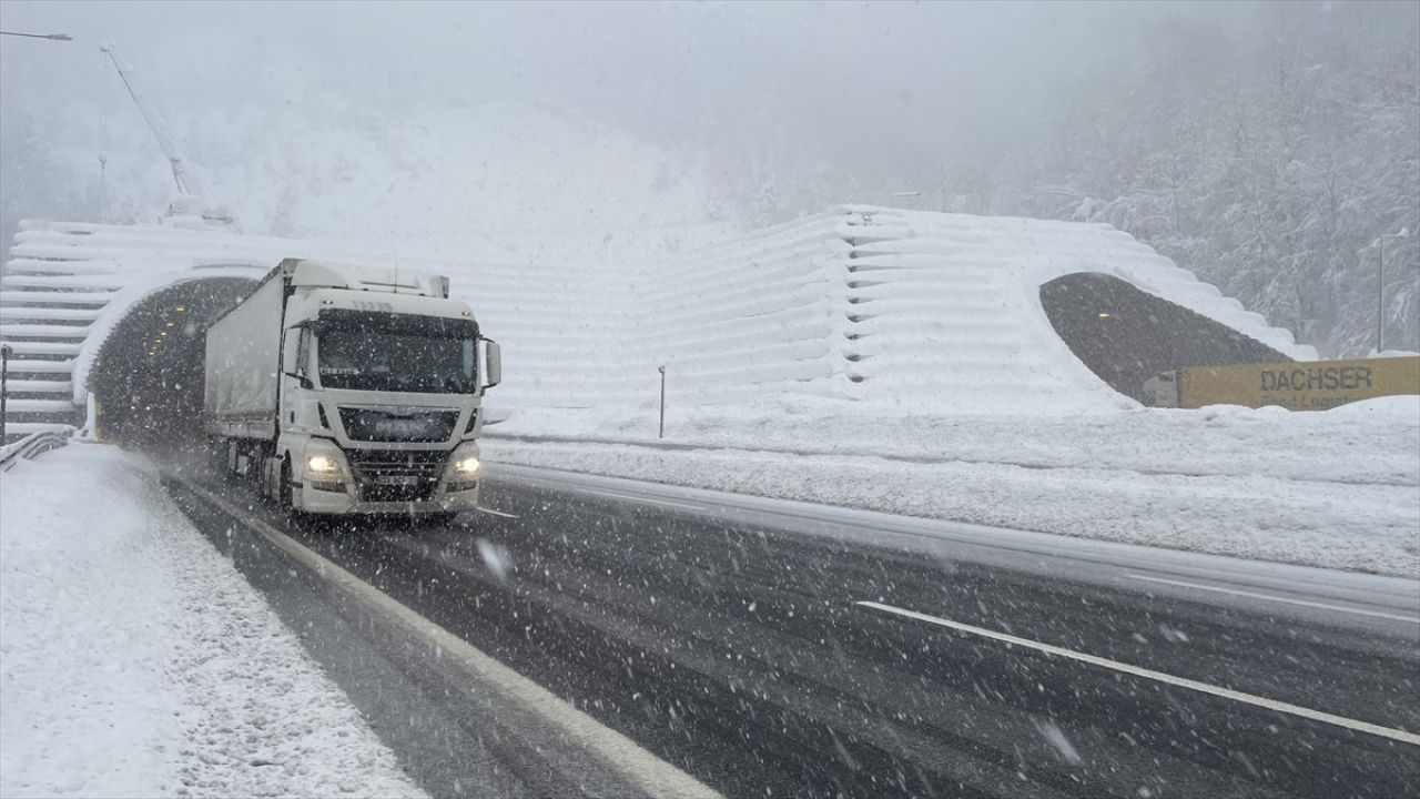 Bolu ve Düzce'de Yoğun Kar Yağışı Etkili Oluyor