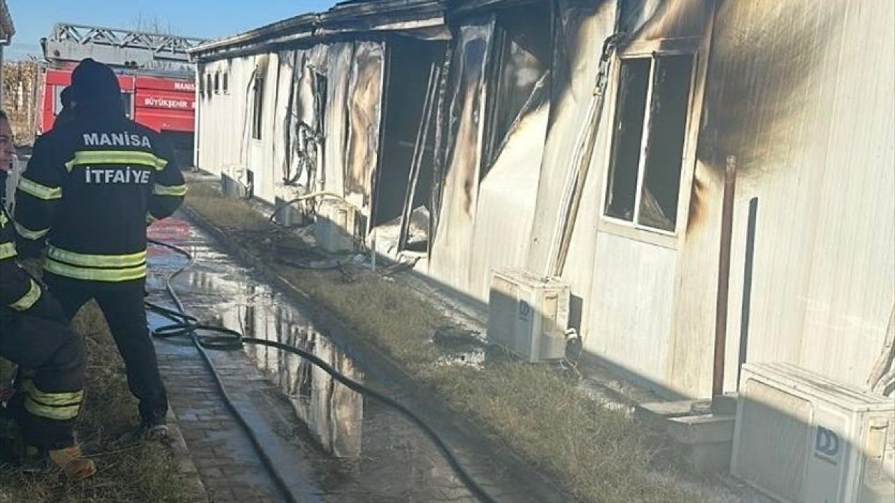 Manisa'daki Konteyner Yatakhanede Yangın: 4 İşçi Yaralandı