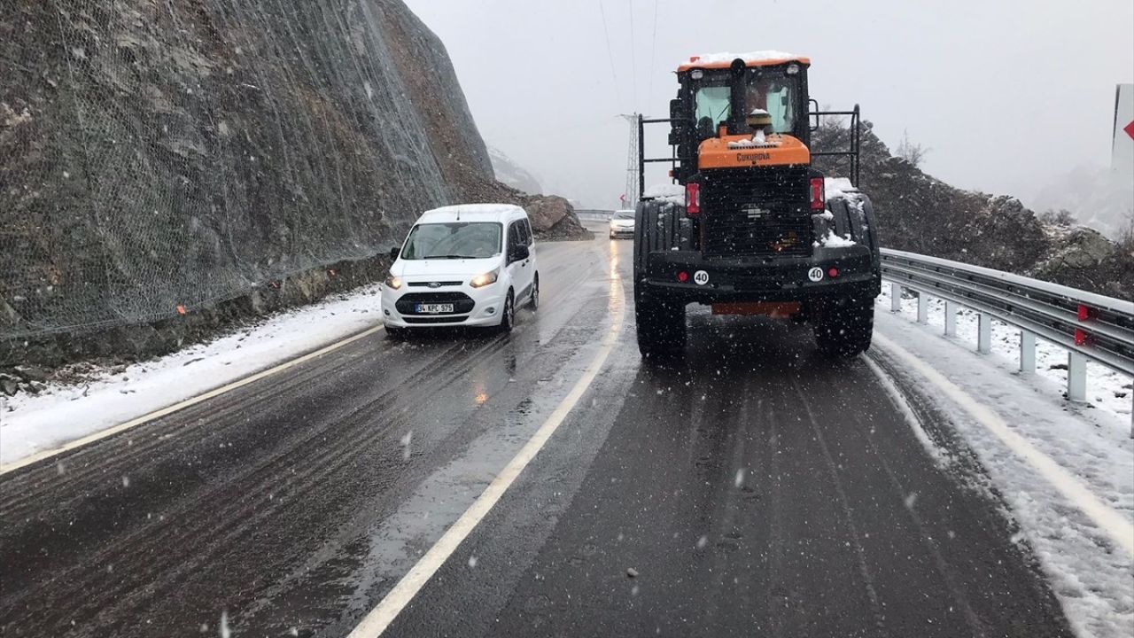 Artvin-Yusufeli Yolunda Heyelan Sebebiyle Kontrollü Ulaşım