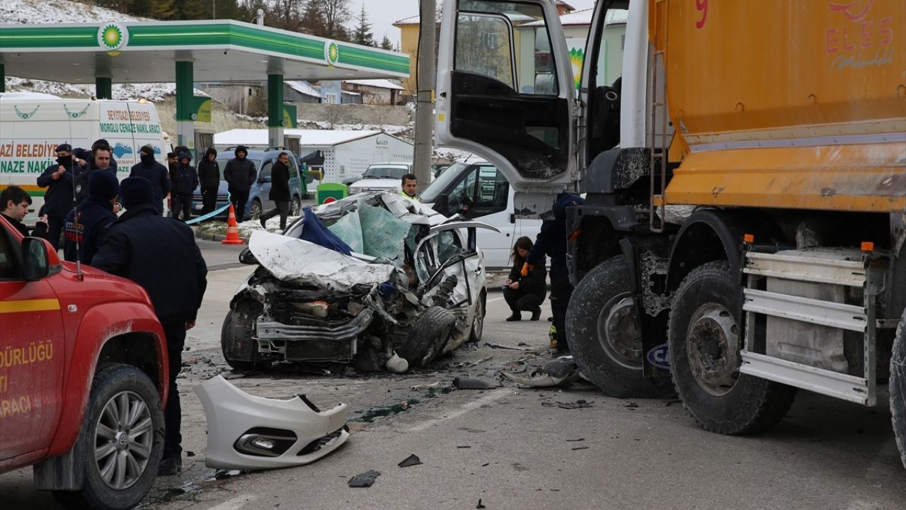 Eskişehir'de Trafik Kazası: Hafriyat Kamyonuyla Çarpışan Sürücü Hayatını Kaybetti