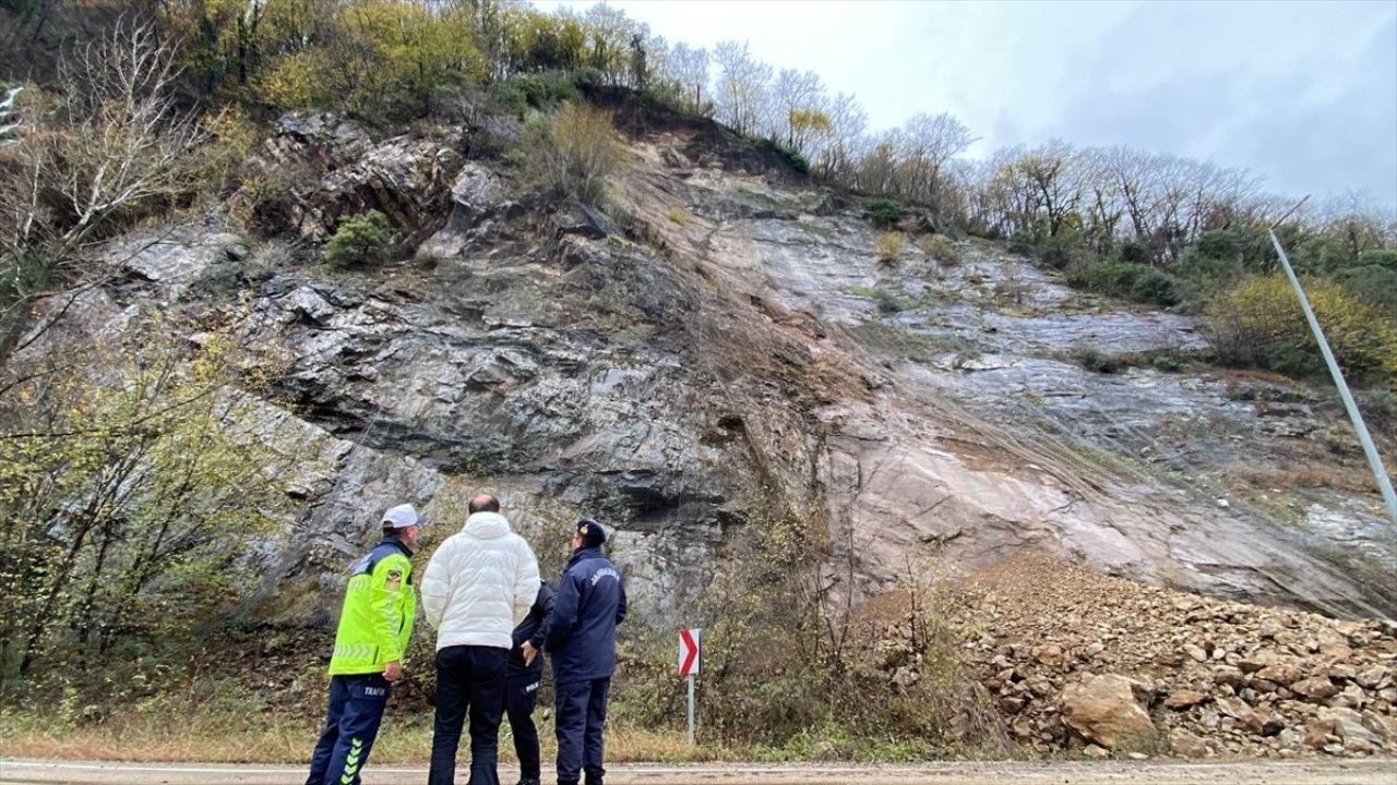 Karabük-Zonguldak Yolunda Heyelan Ulaşımı Engelledi