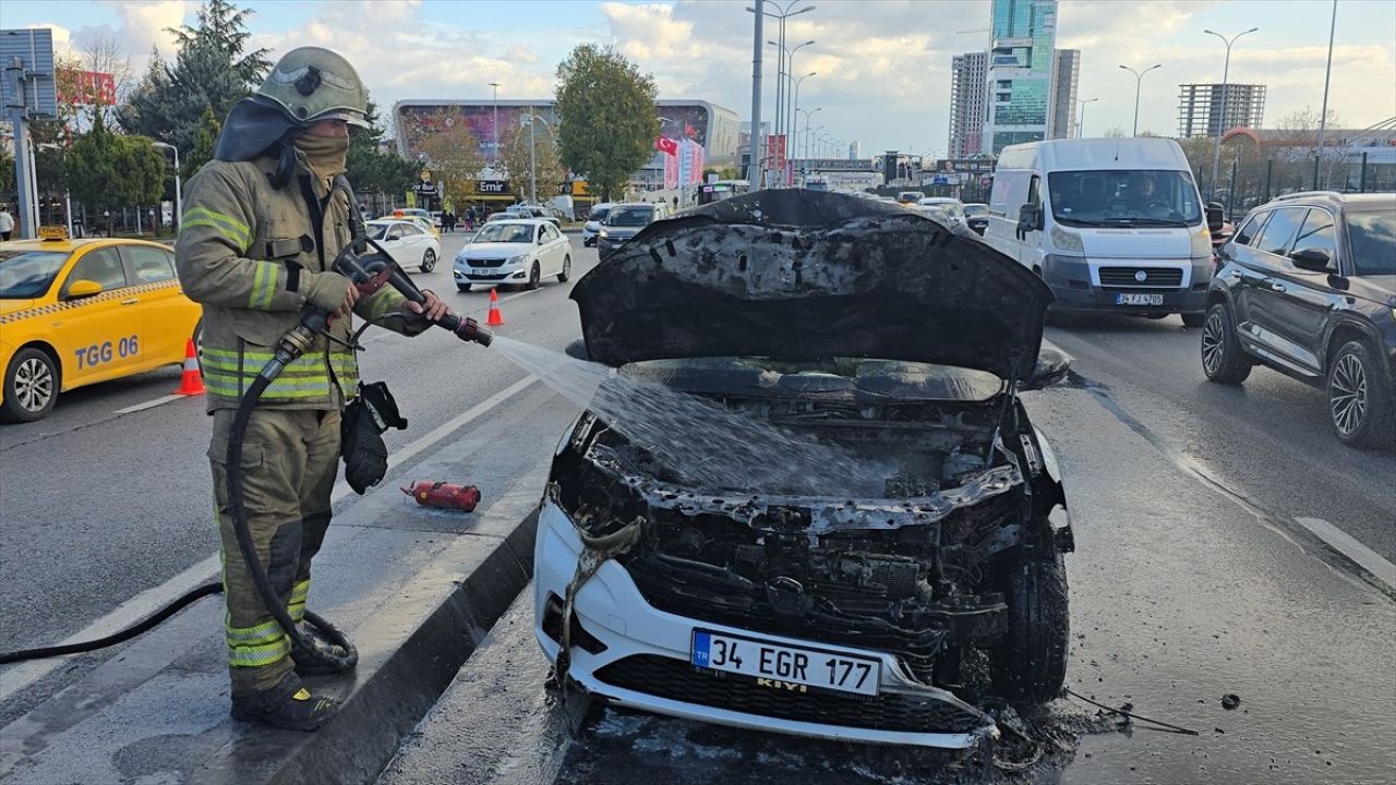 Beylikdüzü'nde Seyir Halindeki Araçta Yangın Çıktı