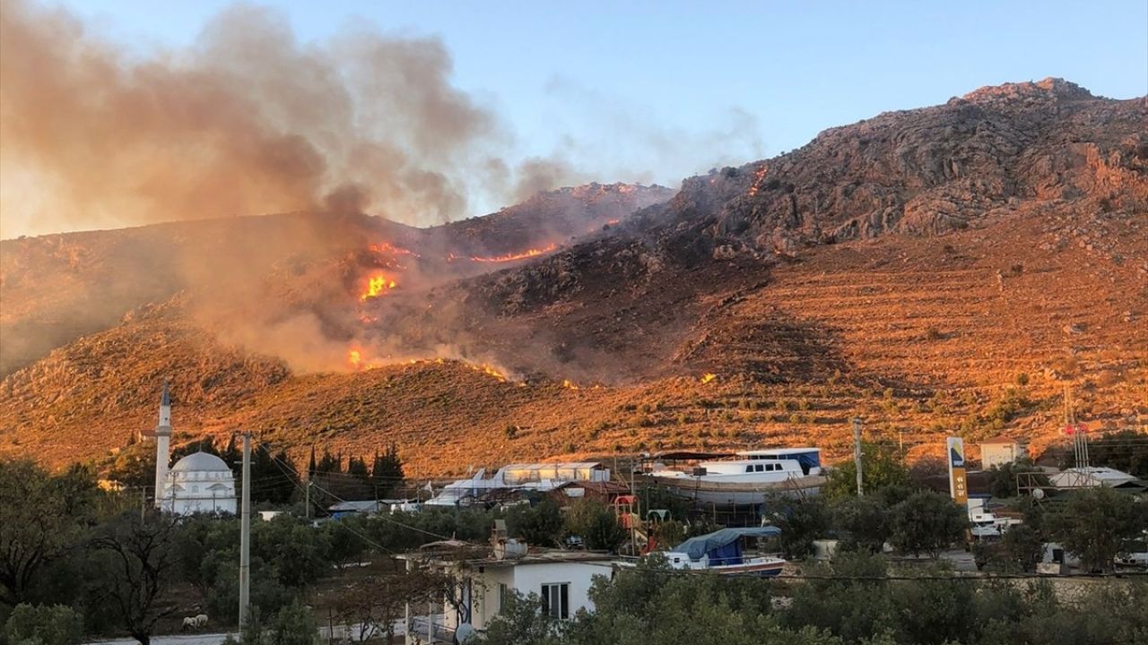 Muğla'nın Marmaris İlçesinde Makilik Alanda Yangın Kontrol Altına Alındı