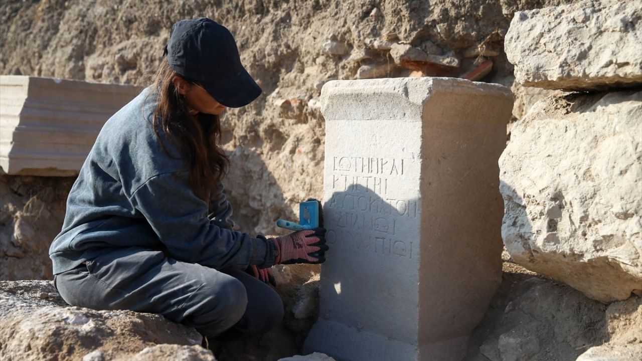 Uşak'taki Blaundos Antik Kenti'nde Hadrianus'a Ait Yazıt Gün Yüzüne Çıktı