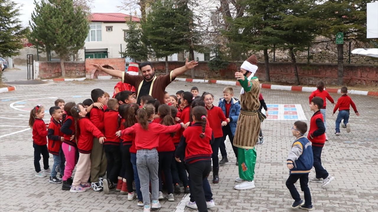 Köy Okullarında Geleneksel Türk Tiyatrosu Etkisi