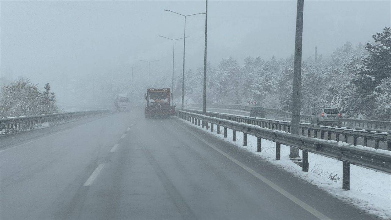 Çorum'daki Kar Yağışı Samsun-Ankara Kara Yolunu Etkiliyor