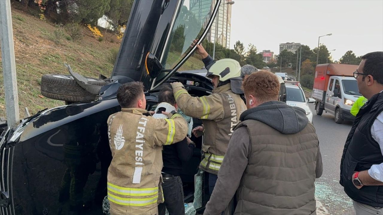 Ümraniye'de Otomobil Takla Attı: Sürücü Hastaneye Kaldırıldı