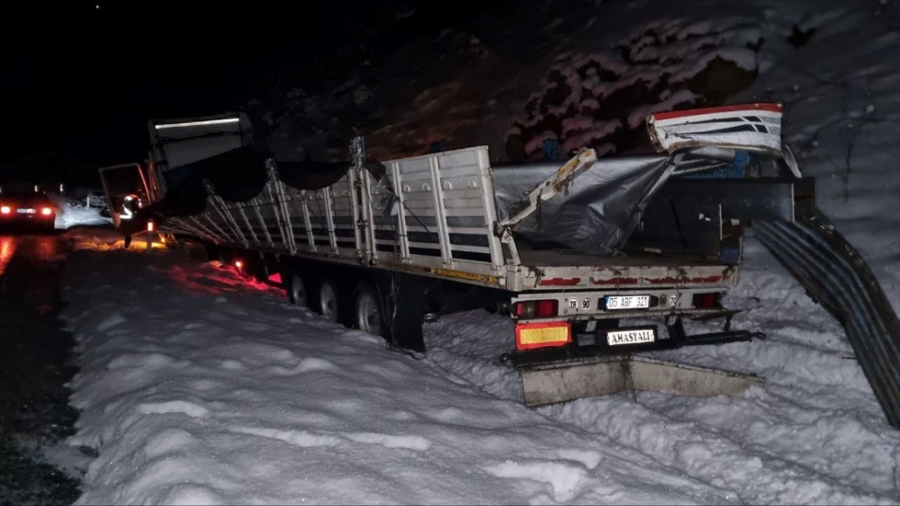 Çorum'da Kamyonet Devrildi, Üç Kişi Yaralandı