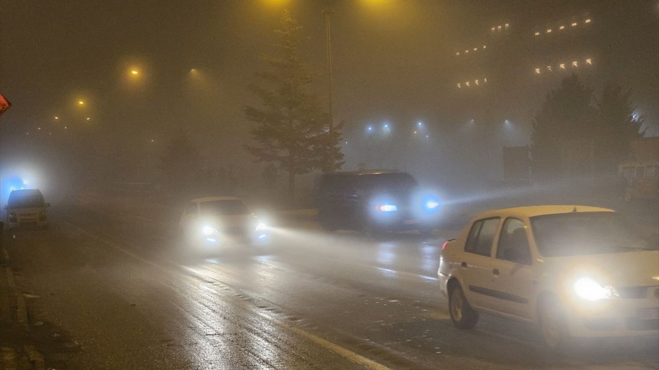 Konya-Ankara Karayolunda Yoğun Sis Görüş Mesafesini Düşürdü