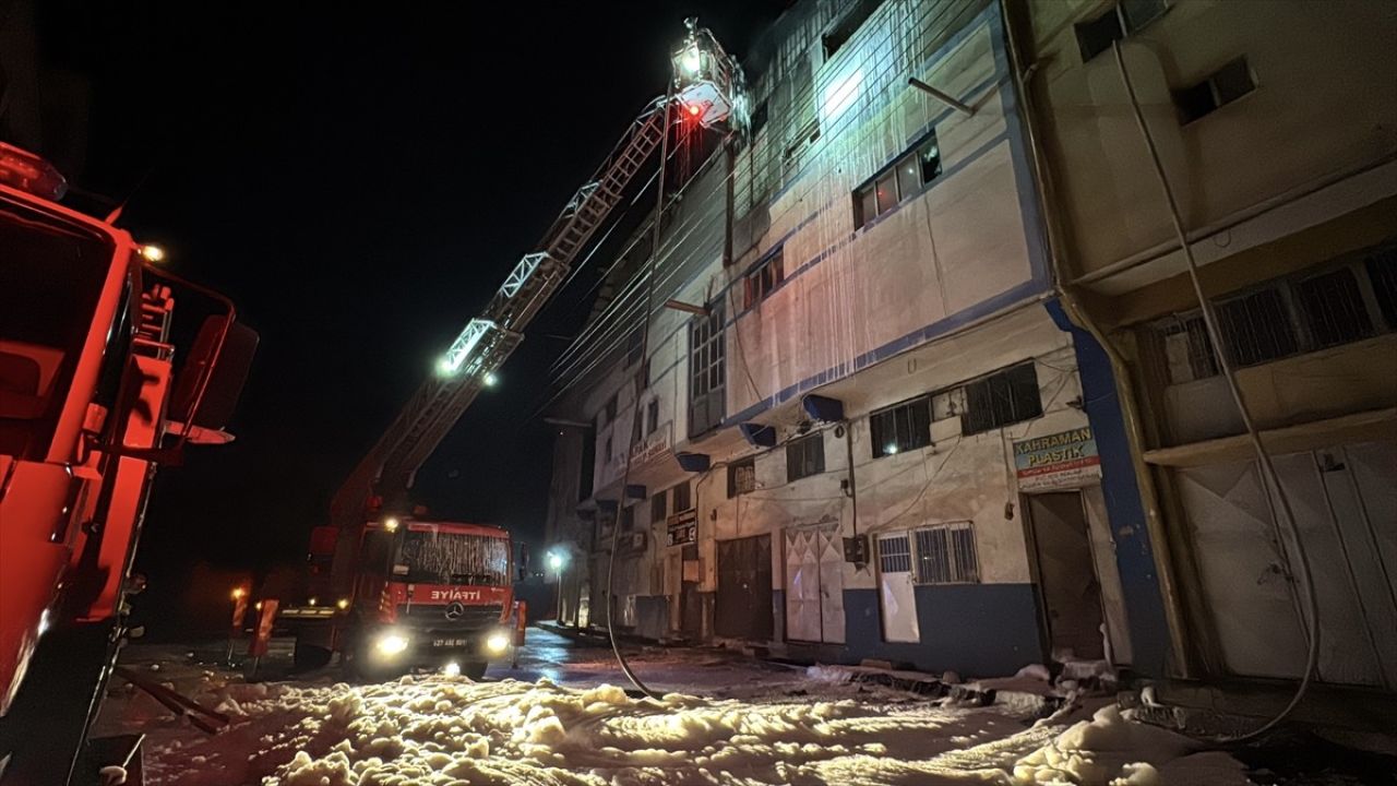 Gaziantep'te Ayakkabı İmalathanesinde Yangın Kontrol Altına Alındı