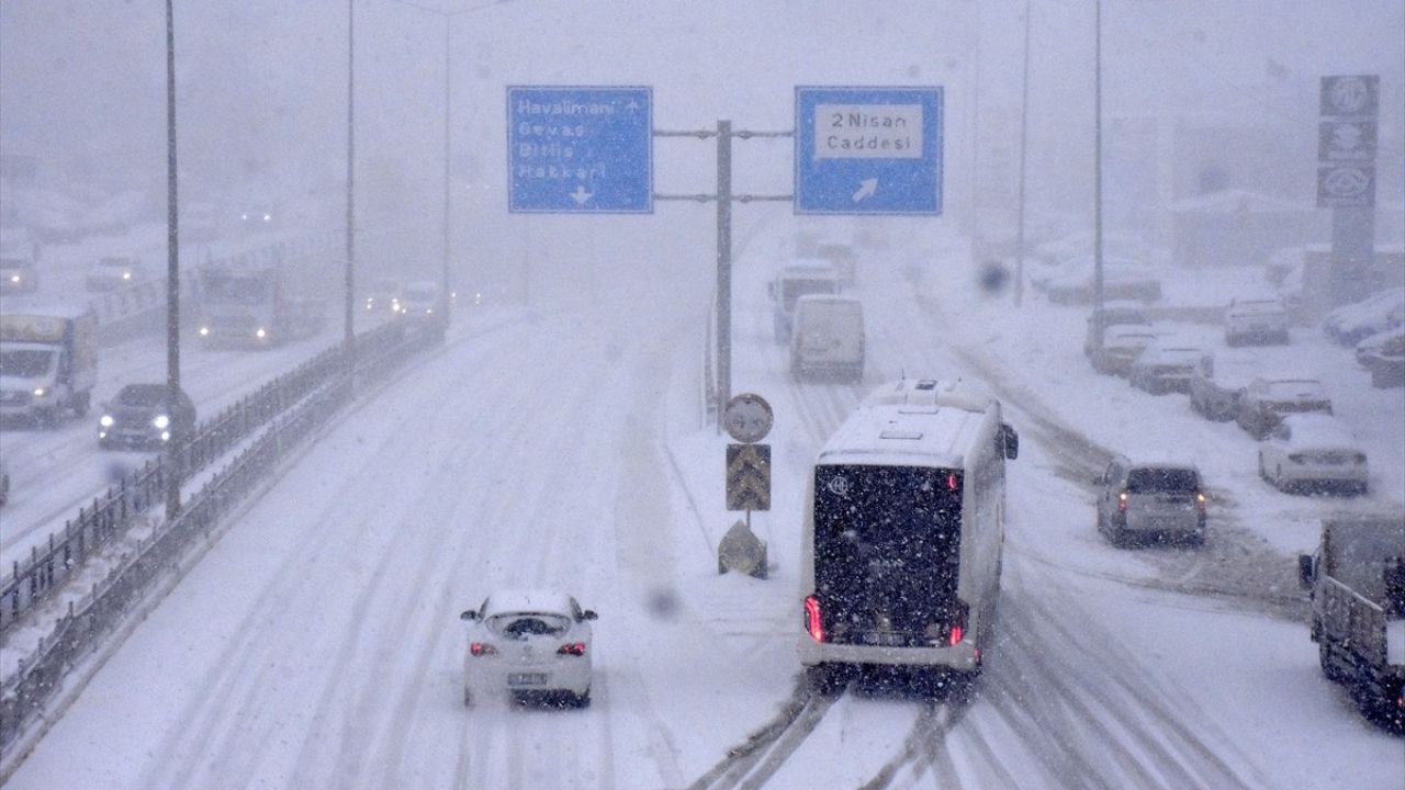 Van'da Kar Yağışı ve Tipi Ulaşımı Olumsuz Etkiliyor