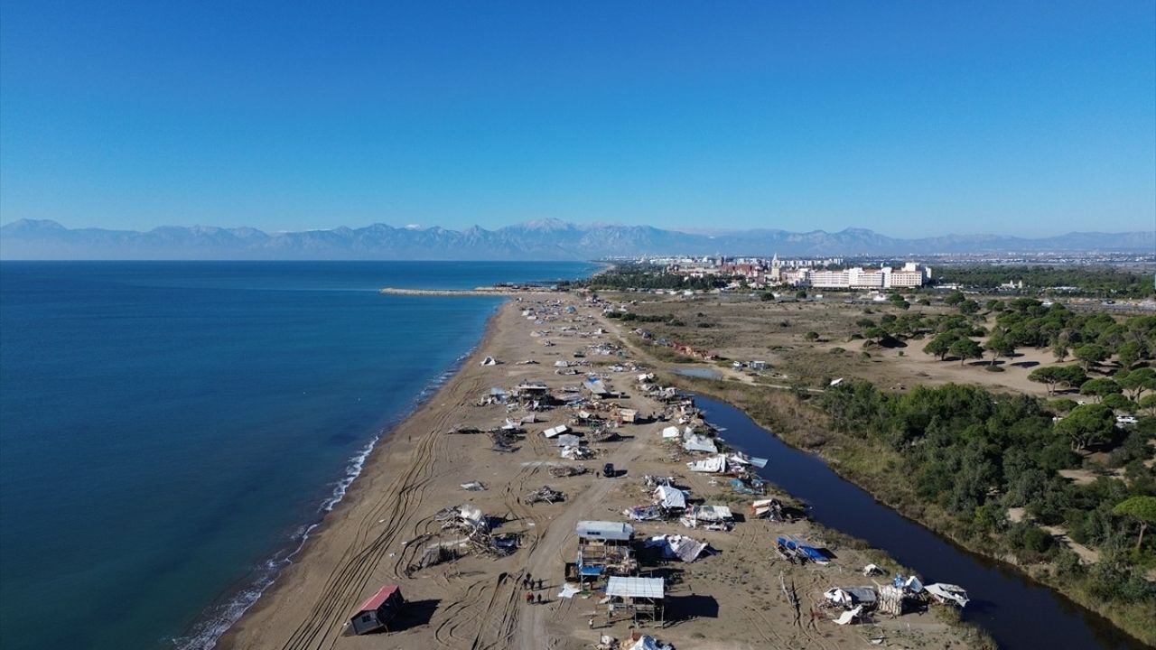 Antalya'da Kumköy Sahilindeki Çardaklar Yıkıldı