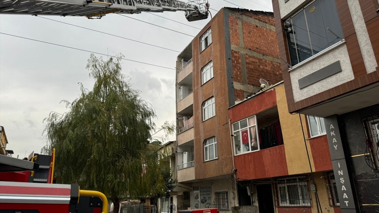 Başakşehir'deki Yangın İki Bina Çatısını Hasar Gördü