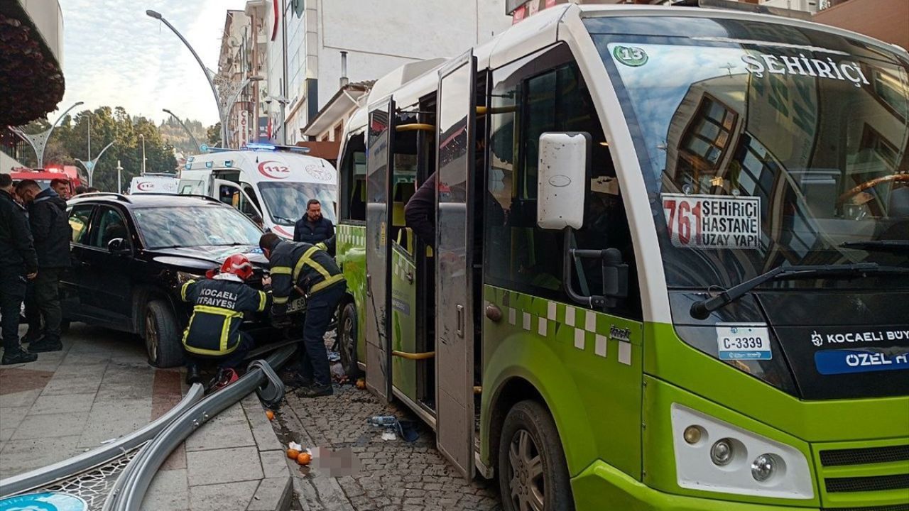 Kocaeli'de Otobüs Durağındaki Kazanın Ardından Cip Sürücüsüne Ev Hapsi Cezası Verildi