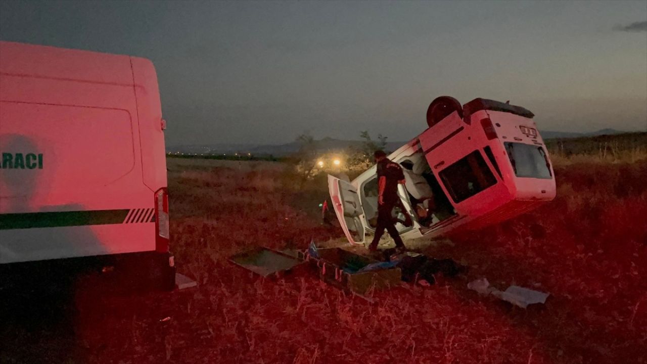 Kayseri'de Hafif Ticari Araç Devrildi: 1 Ölü, 3 Yaralı