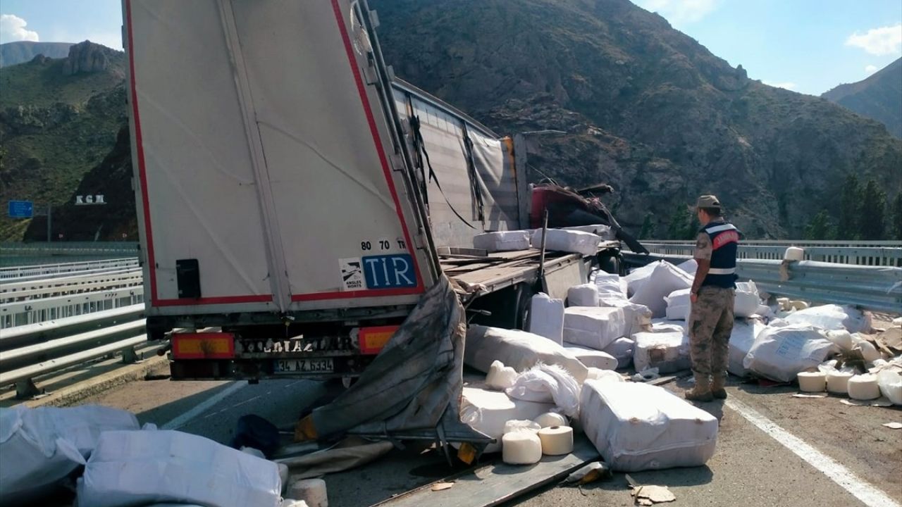 Erzurum'da Bariyerlere Çarpan Tırın Sürücüsü Hayatını Kaybetti