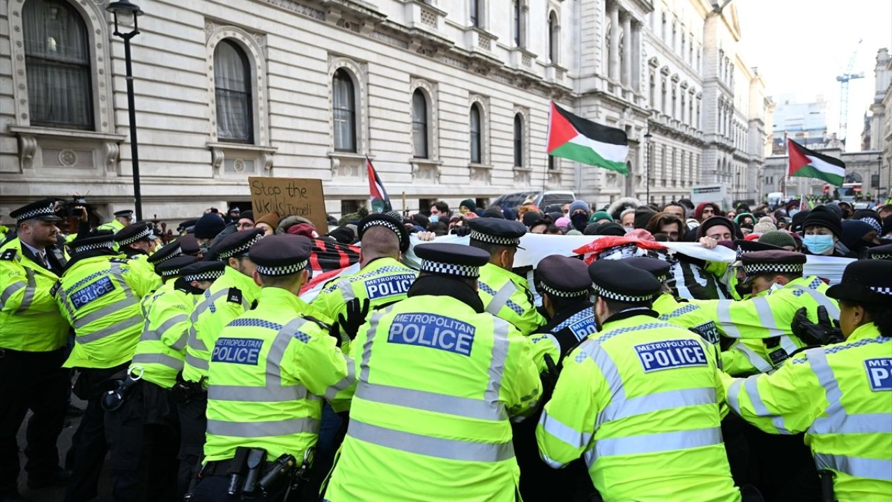 Londra'da Filistin Destekçisi Gösteriler: Dışişleri Bakanlığı Önü Kapandı