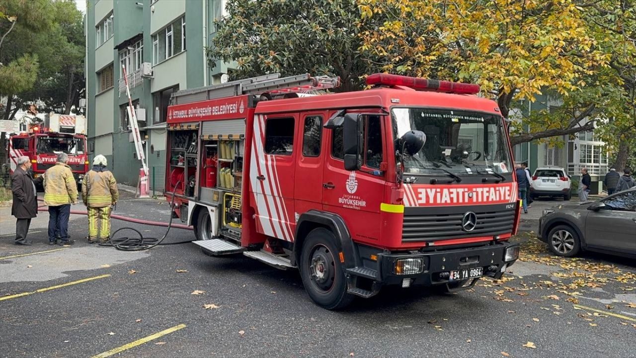 Kadıköy'de Restoran Bacasında Yangın Kontrol Altına Alındı