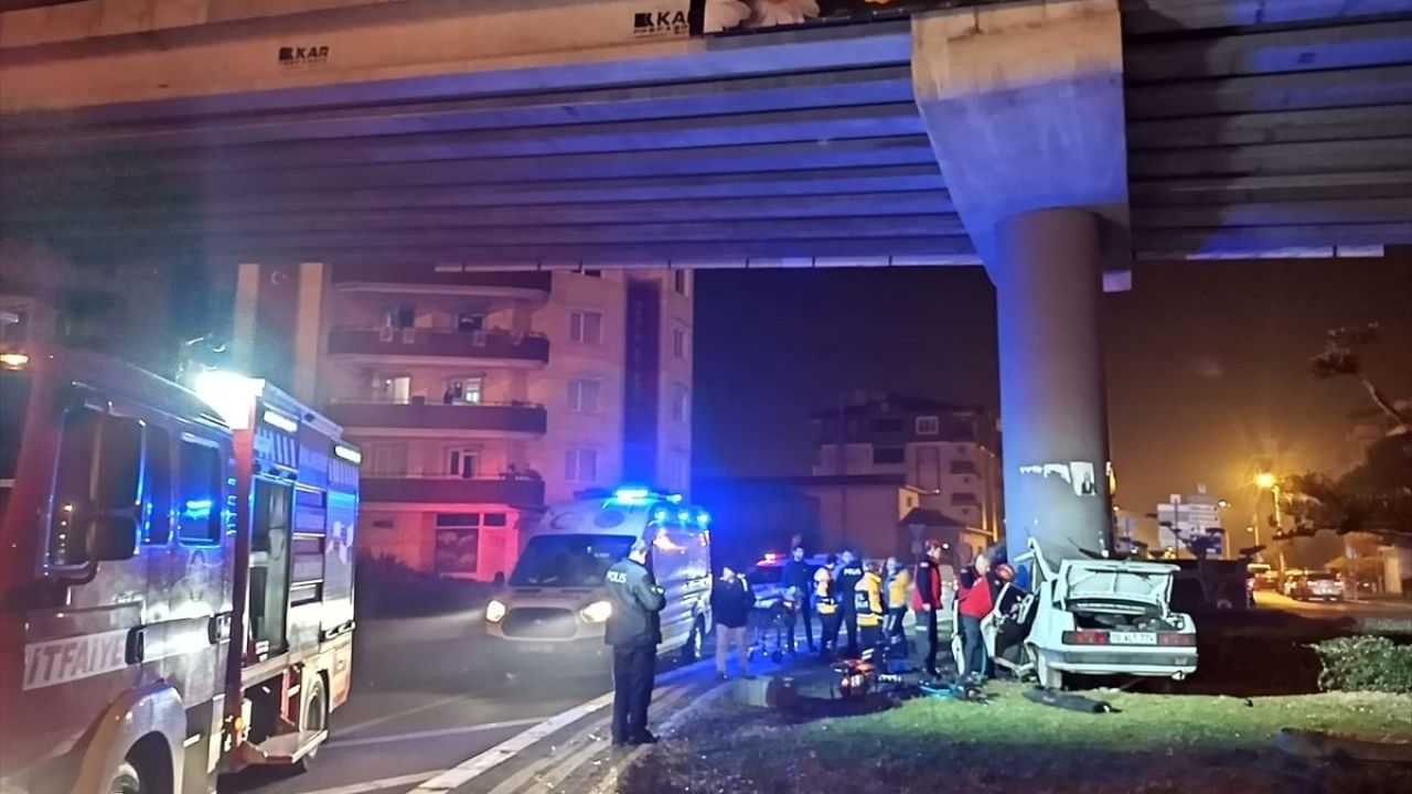 Balıkesir'de Üst Geçide Çarpan Otomobilin Sürücüsü Hayatını Kaybetti