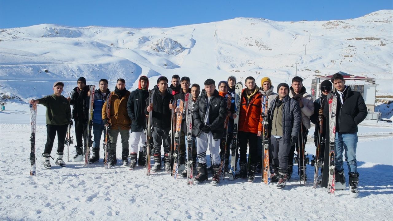 Hakkari'de Gençlik Kampı: Kayak ve Doğanın Buluşması