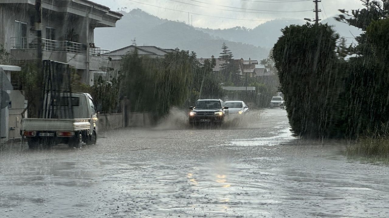 Marmaris'te Sağanak Yağış Hayatı Olumsuz Etkiledi