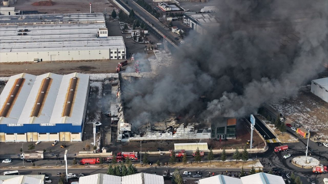 Kayseri'de Mobilya Fabrikasında Yangın Çıktı