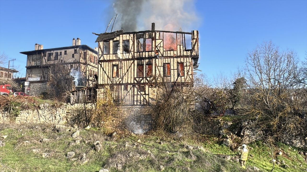 Safranbolu'da Tarihi Konak Yangını: 150 Yıllık Yapı Kullanılamaz Hale Geldi