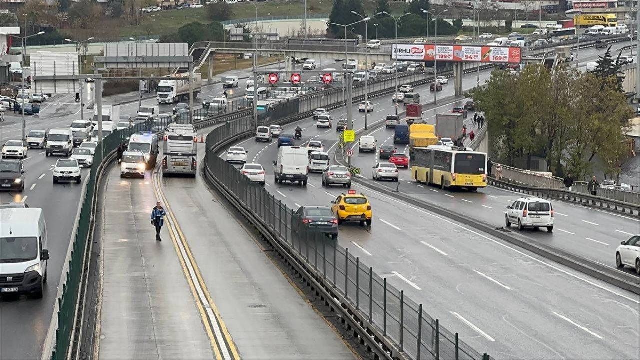 Esenyurt'ta Metrobüs Yolcusunun Rögar Kapağı Kazası