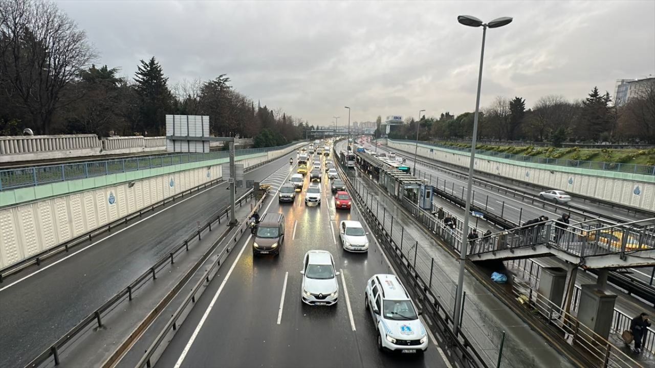 İstanbul'da Yağışlar Trafik Yoğunluğunu Artırdı