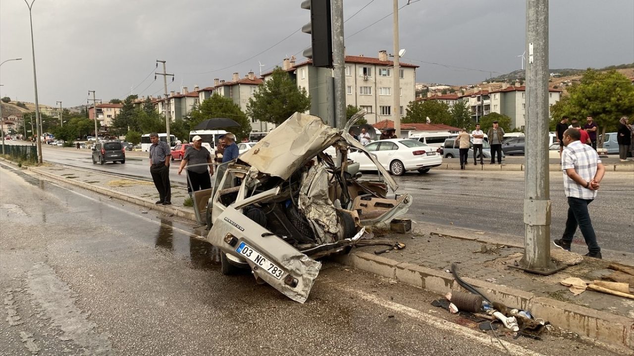 Afyonkarahisar'daki Zincirleme Trafik Kazasında İki Ölü, On İki Yaralı