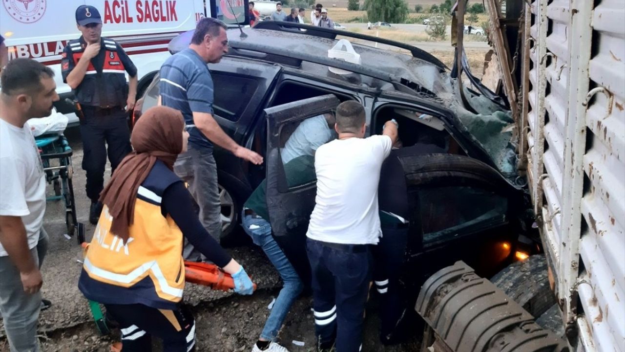 Kırıkkale'de Tır ve Otomobil Çarpıştı: 6 Yaralı