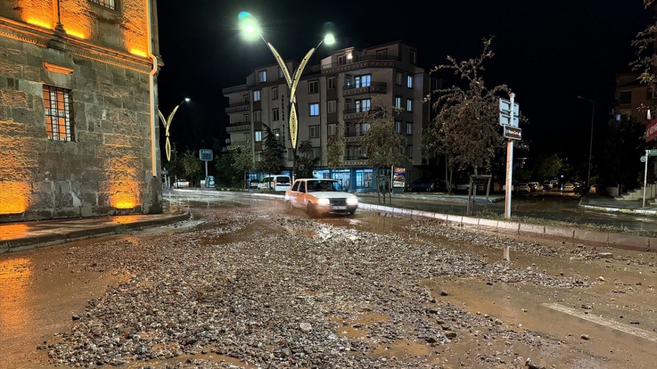 Aksaray'da Sağanak Yağışlar Su Baskınlarına Neden Oldu ve Araç Hasarları Görüldü