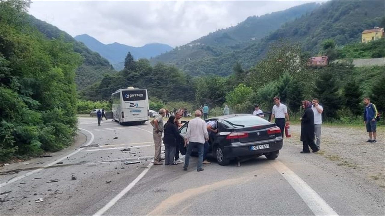 Giresun'da Otobüsle Çarpışan Otomobil Sürücüsü Ağır Yaralandı