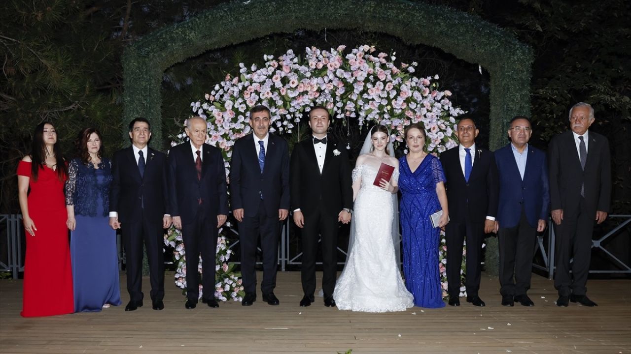 Cumhurbaşkanı Yardımcısı ve MHP Genel Başkanı Nikah Şahidliği Yaptı